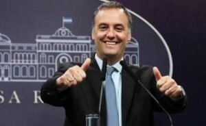 “Ahorramos en negro”: la confesión de Adorni sobre USD 500.000 no declarados