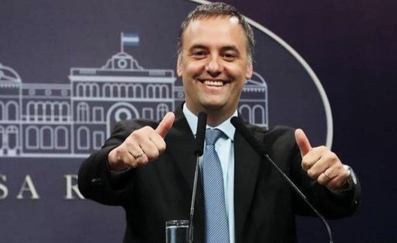 “Ahorramos en negro”: la confesión de Adorni sobre USD 500.000 no declarados