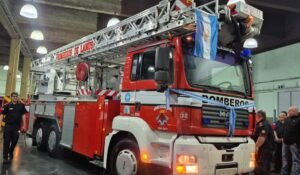 Lanús Gobierno entregó un nuevo hidroelevador a los Bomberos Voluntarios de Lanús